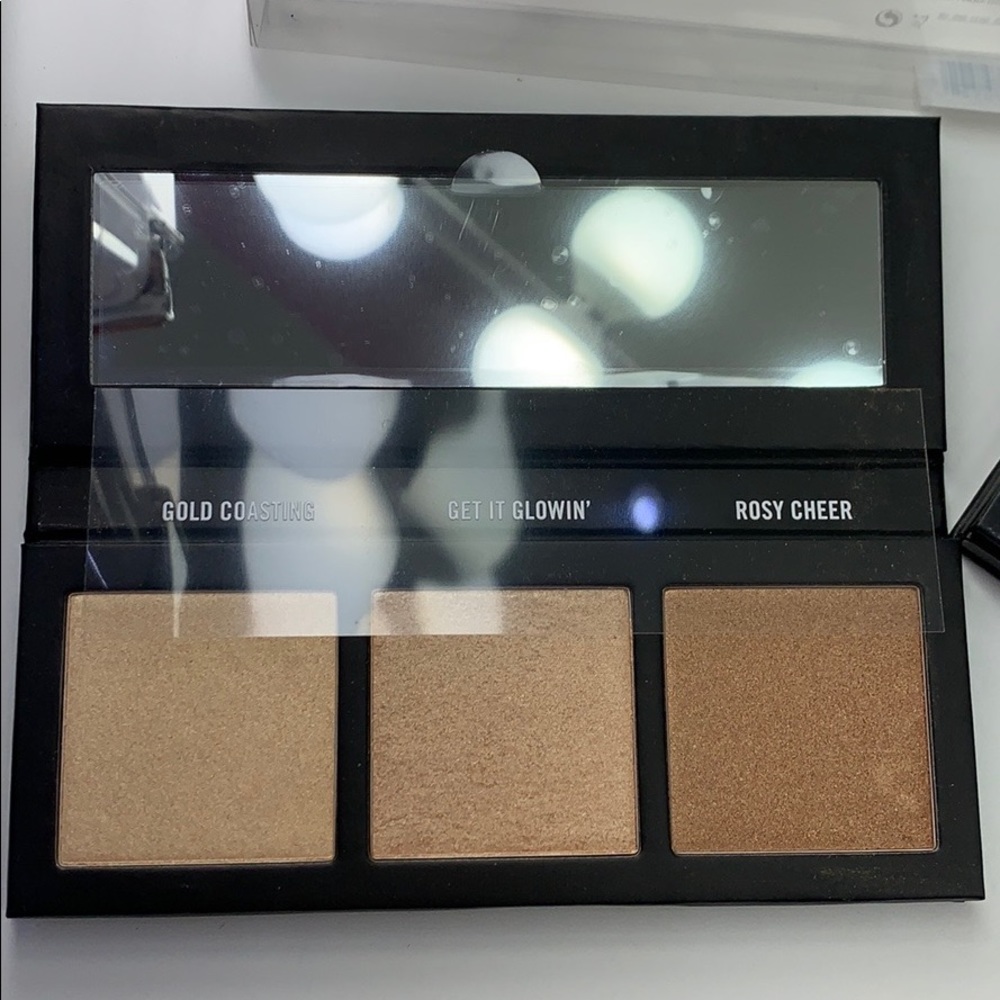 (2) MAC Hyper Real Glow Palette - Picture 6 of 9